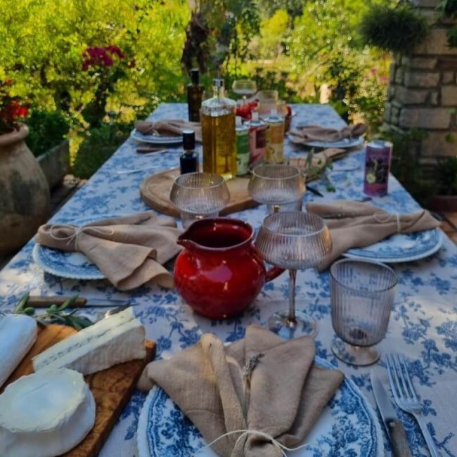 Madame Louisette French table dressed